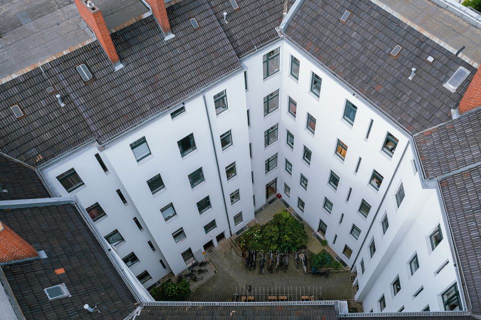 Schöne, bezugsfreie Altbauwohnung mit 1 Zimmer, Balkon & großer Essküche in Berlin