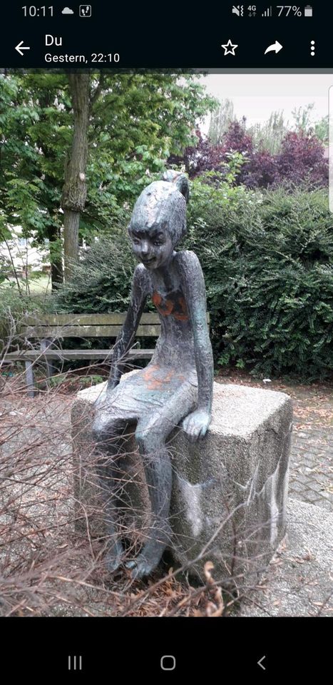 Fehlender Arm vom "Sitzenden Mädchen" in Gladbeck Rosenhügel ges in Bottrop