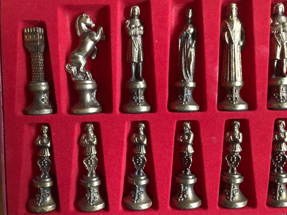 Historische Schachfiguren Metallguss Lilie Vintage in Alzenau