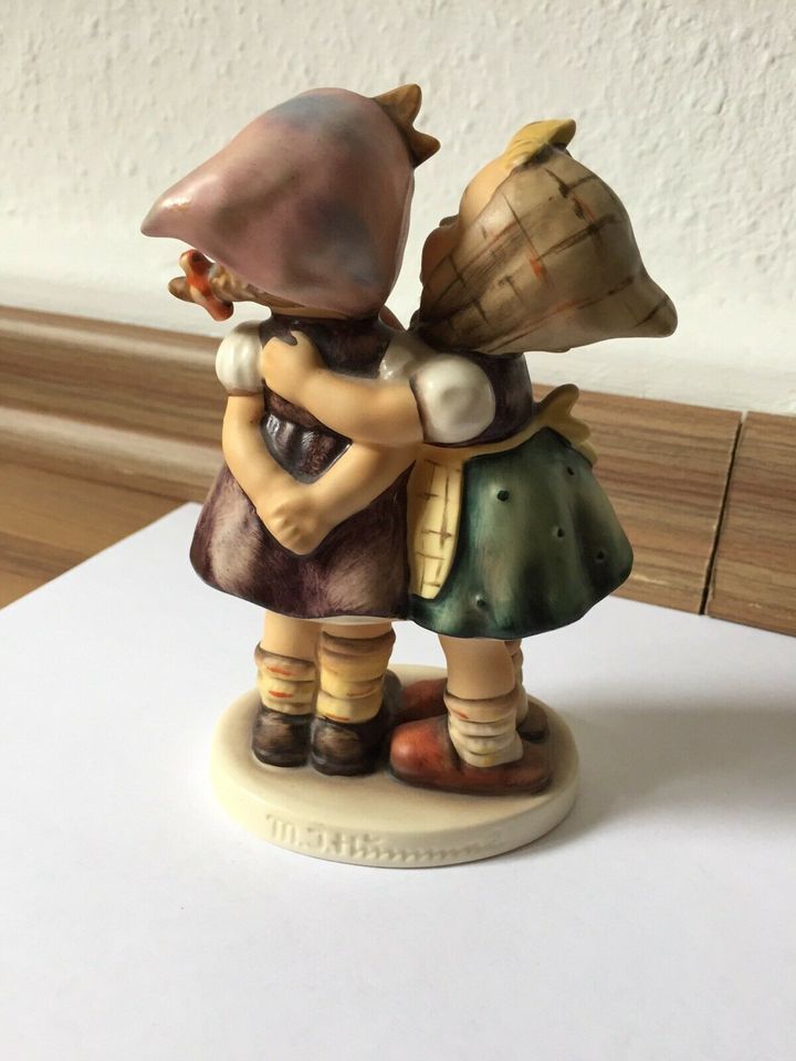 Das Geheimnis  -  Original Hummel-Figur in Leverkusen