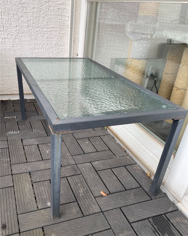 Kleiner Glastisch mit Metallrahmen in Detmold