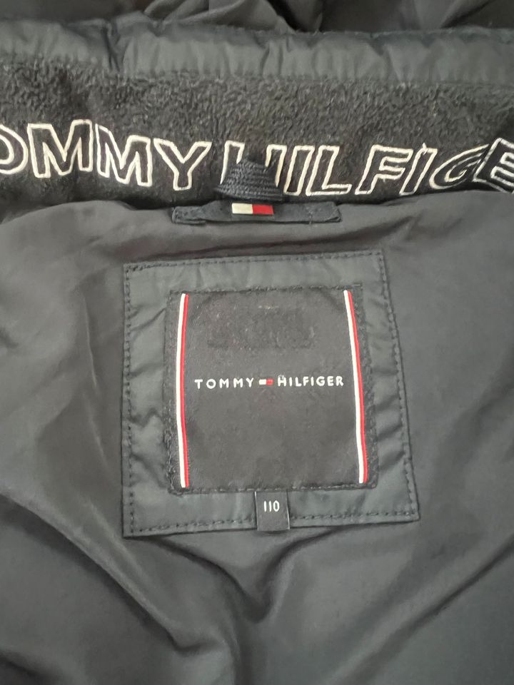 Tommy Hilfiger Daunenjacke Jungs dunkelblau 110 in Düsseldorf