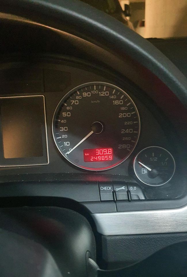 Audi S4  4.2L V8 (Motorproblem) in Trier