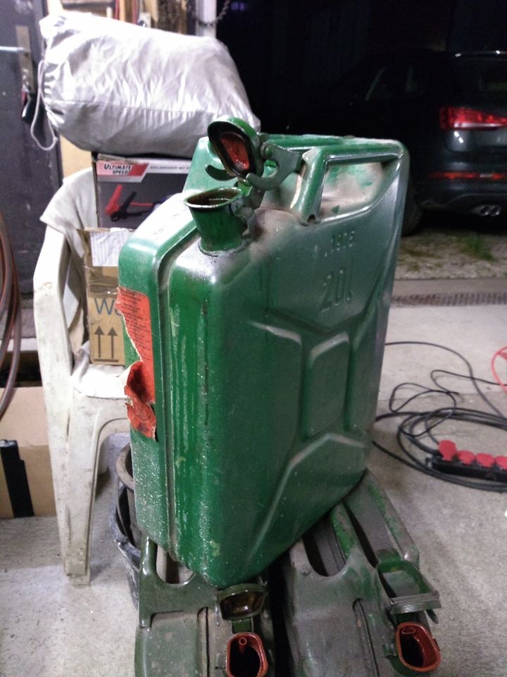 3 Stück 20-Liter Kraftstoffkanister Stahl grün/oliv gebraucht in Türkheim