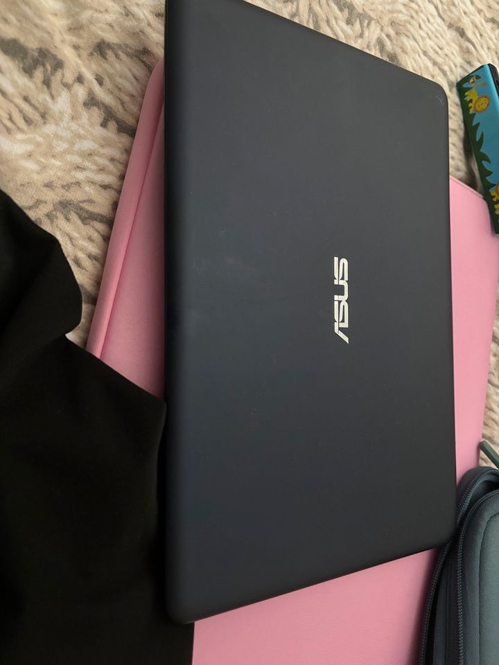 Netbook Asus X205TA blau mit Netzteil in Düsseldorf