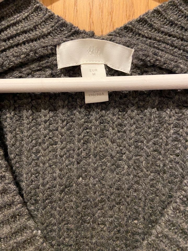 Pullover H&M Gr. M grau Neu!! in Hohenfurch