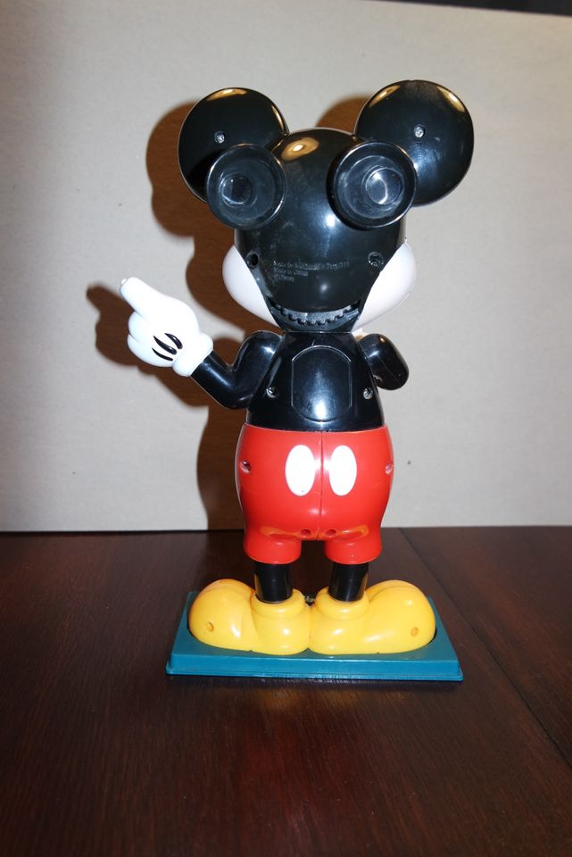 Große Micky-Maus Figur mit mehreren Funktionen in Schortens