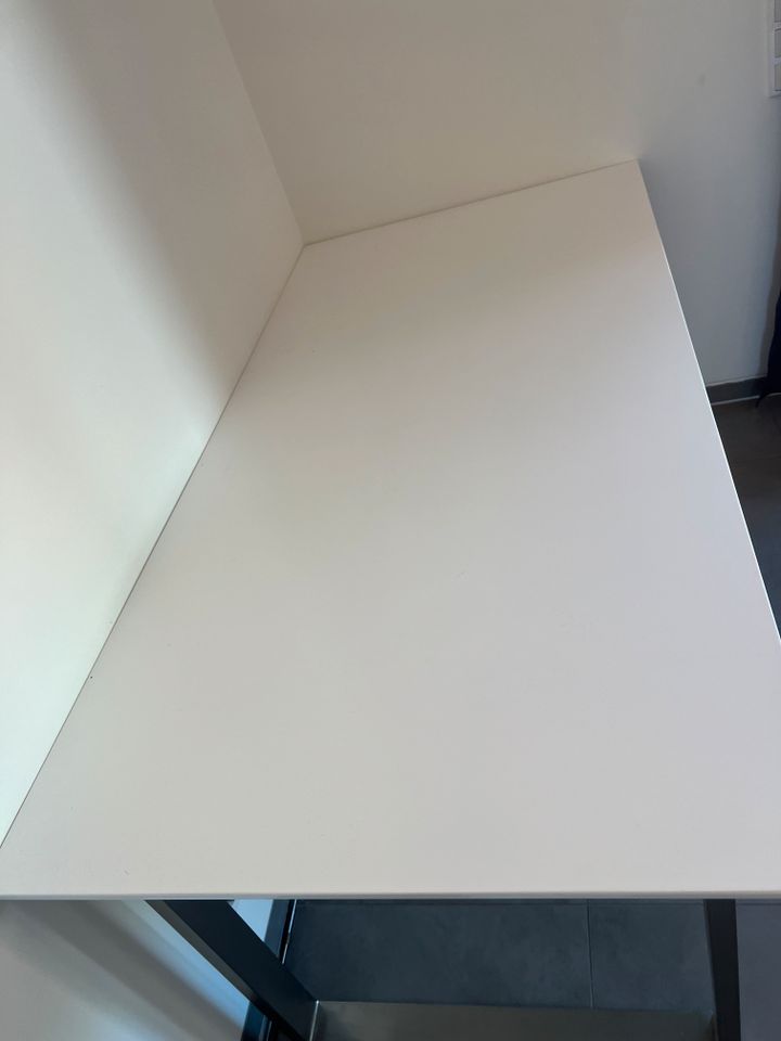Schreibtisch, weiße Oberfläche und Alu-Gestell, nur Abholung in Niedernhausen