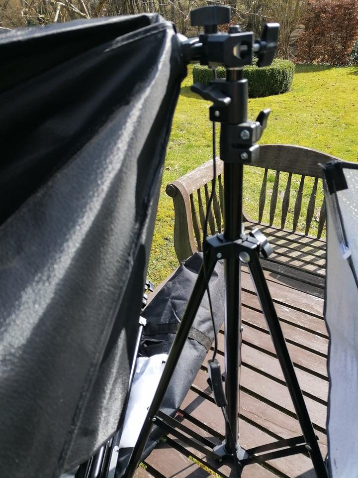 Studio Fotoset, 2 x Schirme + Stativ + Leuchtmittel in Tragetasch in Ventschow
