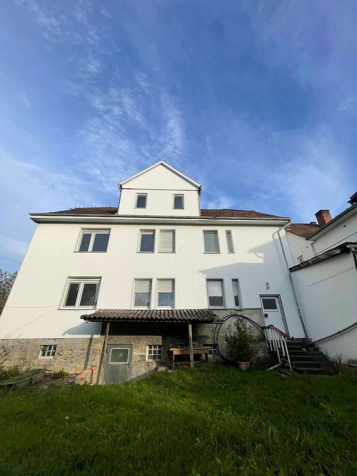 Renovierungsbedürftiges Mehrfamilienhaus mit 3 Wohnungen und Bauoption in Weidhausen bei Coburg in Weidhausen
