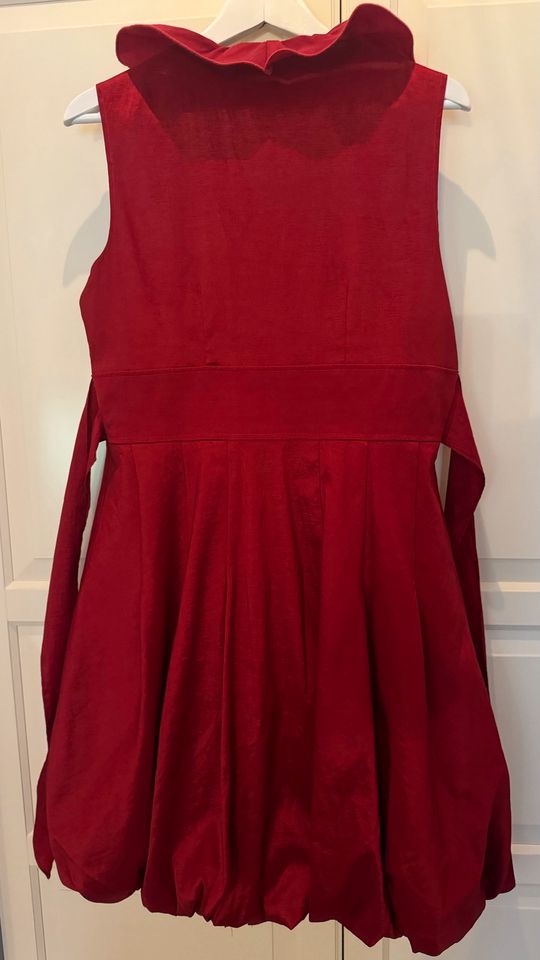 Schickes rotes Kleid in Klein Trebbow