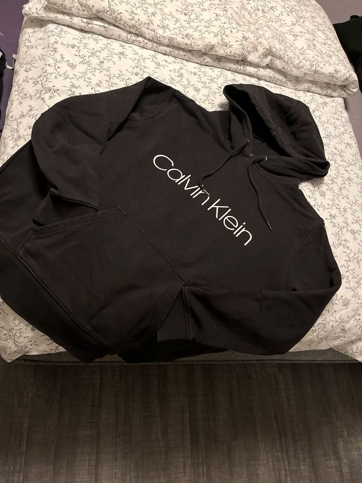 Kaputzenhoodie von Calvin Klein in Blomberg