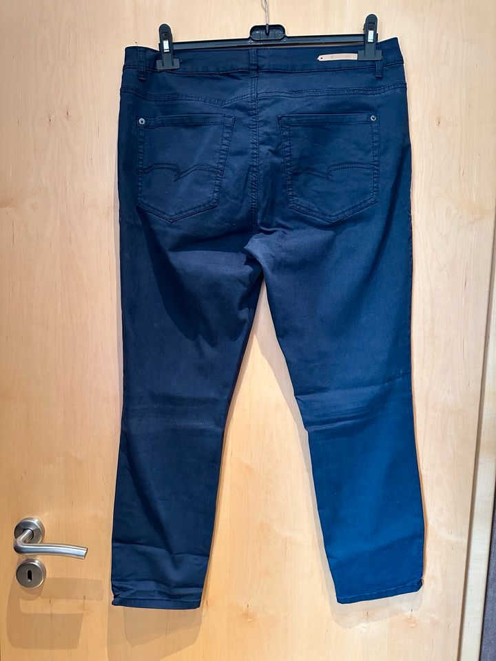 Street One Jeans Hose Dunkelblau Enny 42 44 Neuwertig in Minden