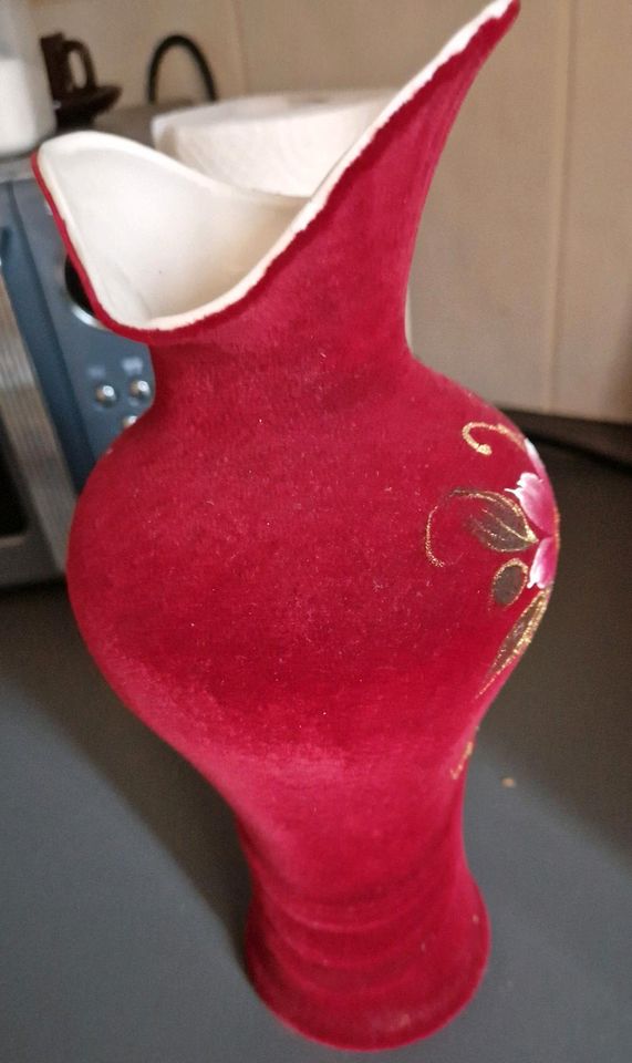 Alte porzellan Vase mit roten samt überzogen in Leipzig