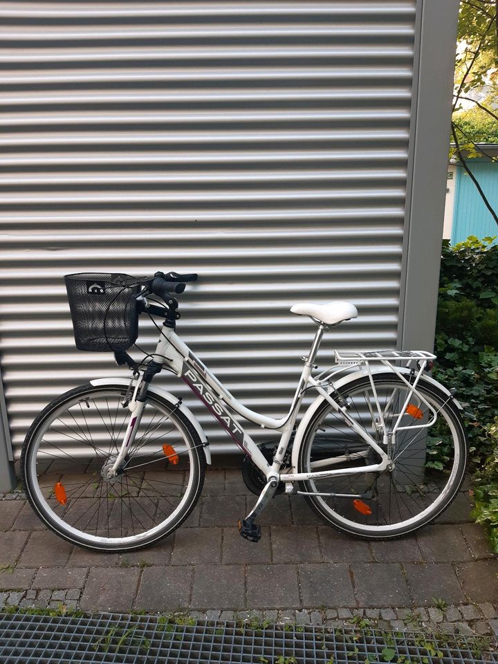 City Fahrrad 28 Zoll mit Korb in München