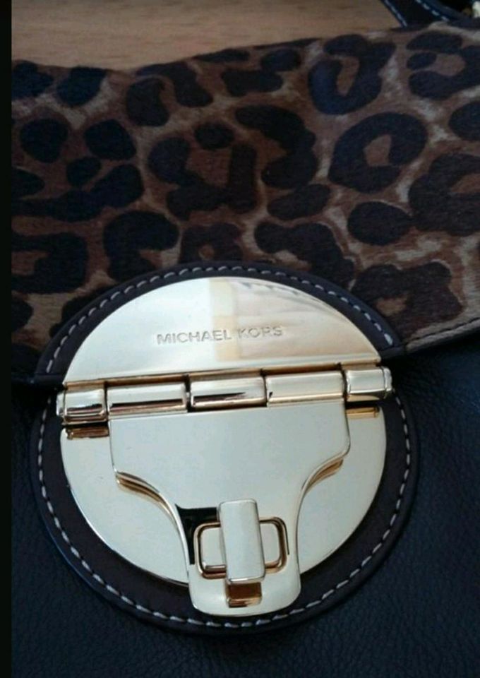 Michael Kors Handtasche mit MK Stoffbeutel in Düsseldorf