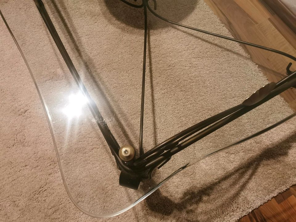 schwerer hochwertiger Tisch mit geschliffener Glasplatte in Untersiemau