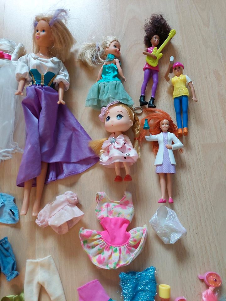 Barbies und jede Menge Zubehör in Essenheim