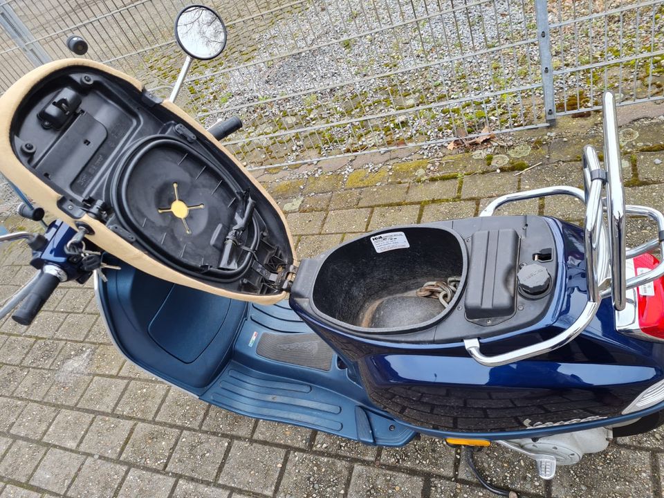 Piaggio Vespa LX50 4Takter Königsblau Sehr gepflegt 25ccm Mofa in Duisburg