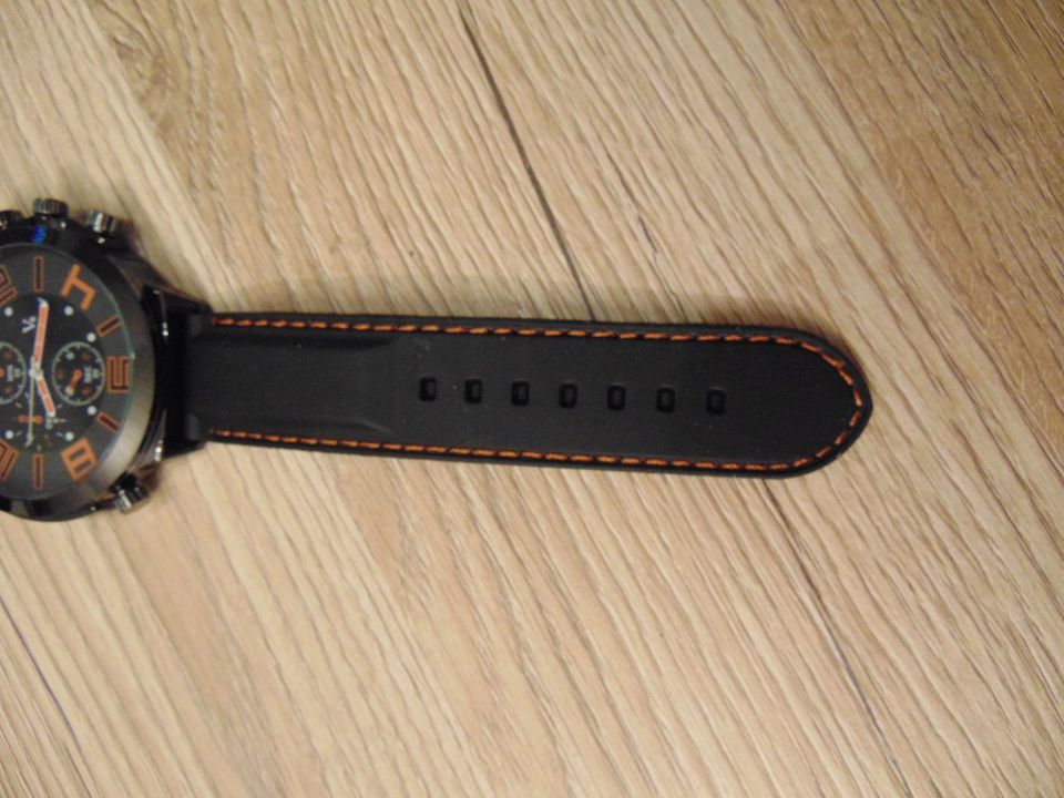 Armbanduhr mit schwarzem Silikon-Band in Pfungstadt