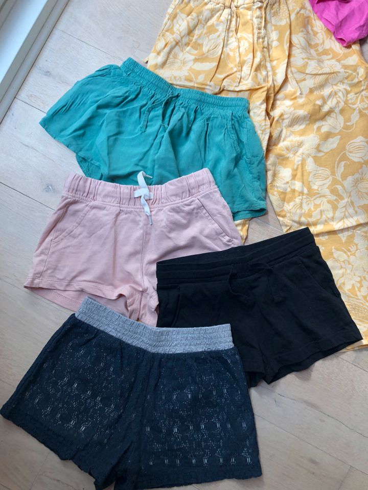 Paket H&M Zara Sisley Levi`s Vingino Hose Shirt Shorts Gr.134 140 in Bremen