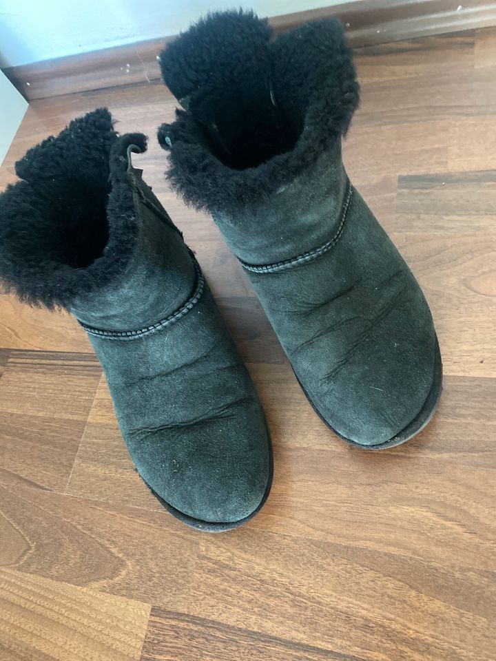 UGG Boots in schwarz mit Schleife in Frankfurt am Main