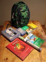 Schulkonvult mit Rucksack, Bücher und Vokabelkasten Niedersachsen - Hehlen Vorschau