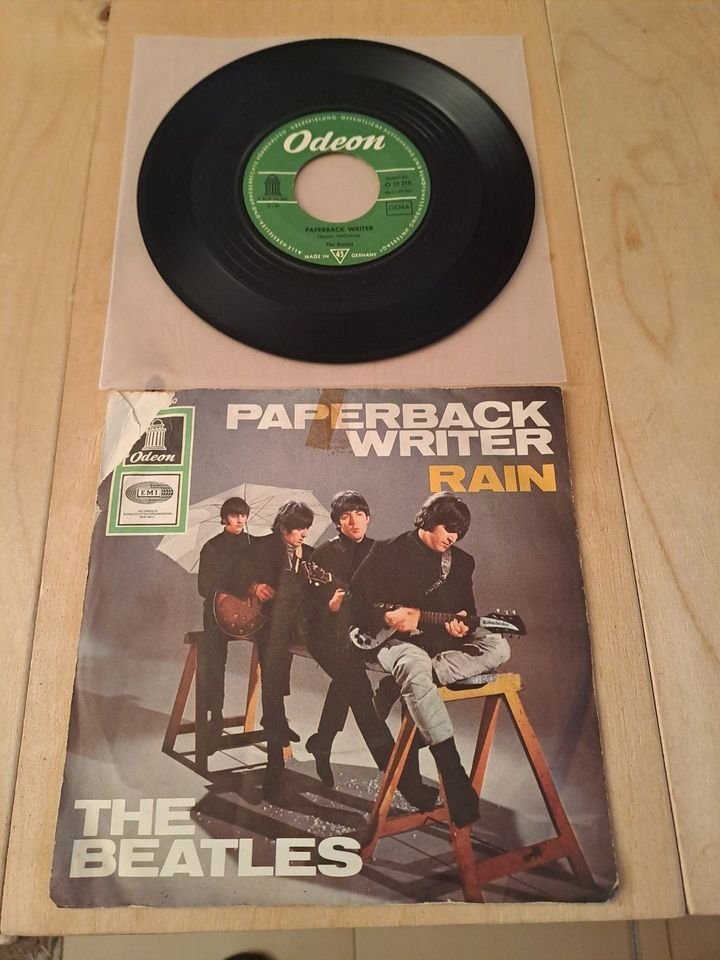 Beatles Vinyl Single Paperback Writer Sunglasses Cover in Passau