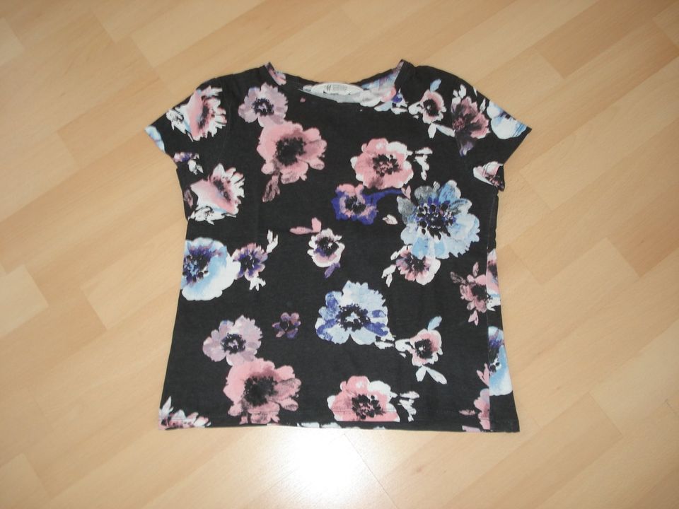 Mädchen T-Shirt - schwarz mit Blumenmuster - H&M Gr. 134/140 in Waldkirch