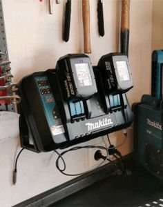 Halter für Makita Doppel Akku Ladegerät Wandhalterung DC18RD in  Niedersachsen - Hemmoor | Heimwerken. Heimwerkerbedarf gebraucht kaufen |  eBay Kleinanzeigen ist jetzt Kleinanzeigen