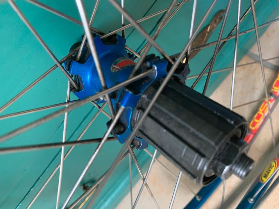 Mavic Cosmos Rennrad Laufradsatz, LRS 28 Zoll blau eloxiert in Kressbronn am Bodensee
