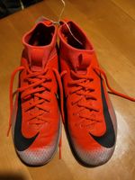 Fußball Schuhe Halle rot Nike Gr. 38 mit Socken Niedersachsen - Stolzenau Vorschau