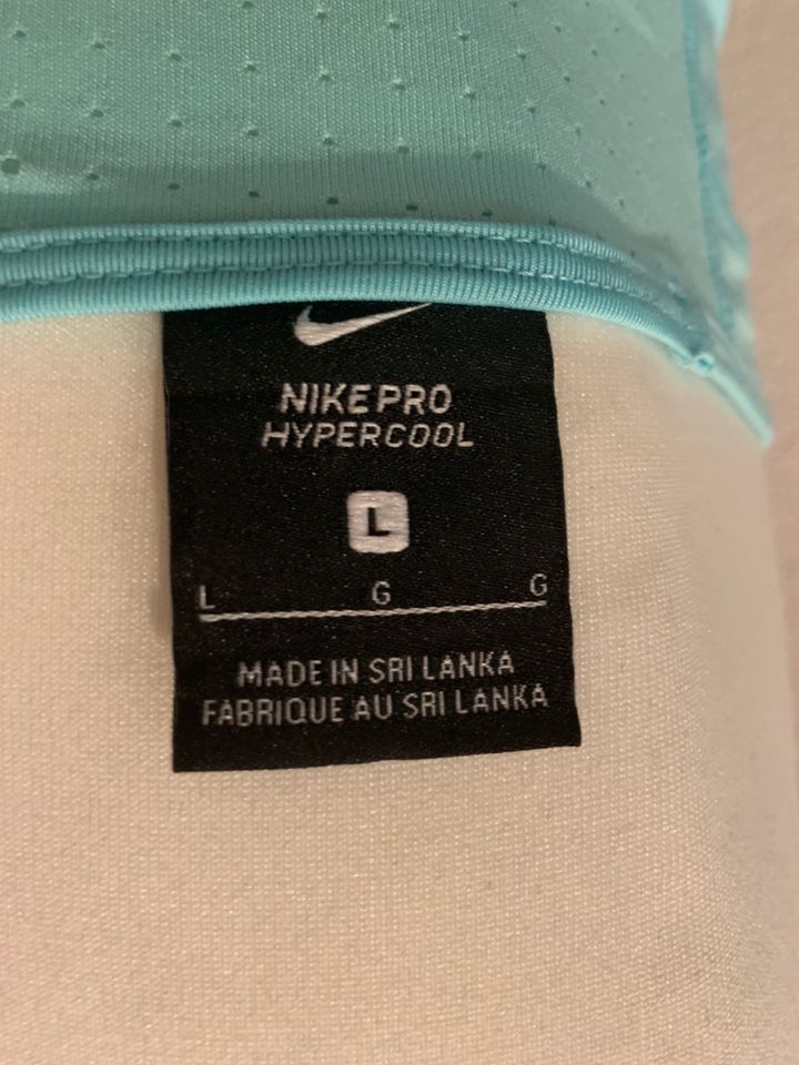Nike sport shirt in Niederaula