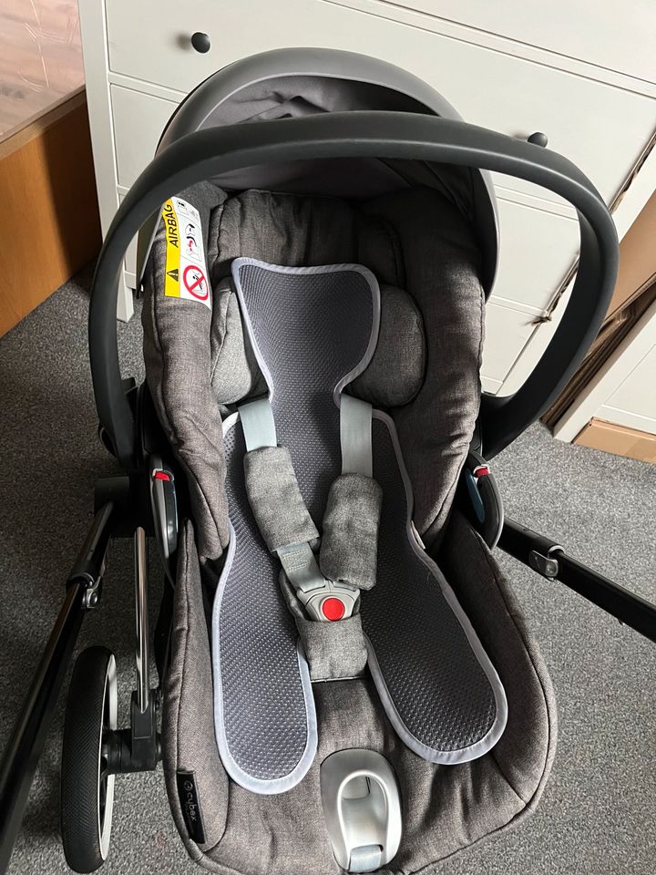 Cybex Priam Platinum Kinderwagen+Cybex Babyschlale&Isofixstation in Elterlein