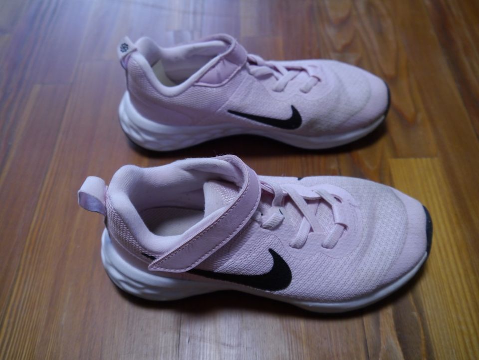 Nike Turnschuhe, Mädchen, Gr. 31, Farbe rosa in Altertheim
