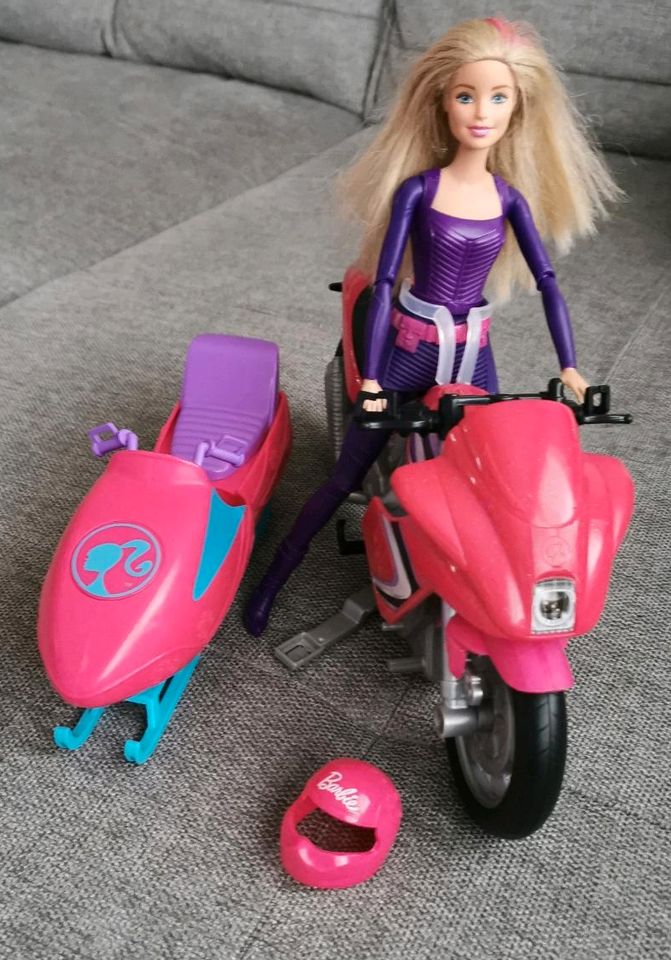 Barbie mit Motorrad und Schneemobil in Bernau