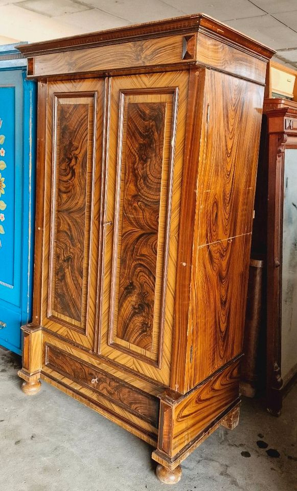 Kleiderschrank alt Holz massiv Schrank Holzschrank 2-türig in Leipzig