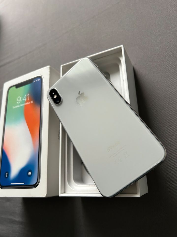 iPhone X 64GB mit Zubehör in Hamburg