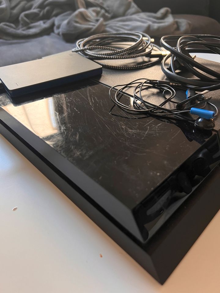 PlayStation 4 500GB + 2 Controller in Siegen