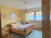 Schlafzimmer - Bett mit Lattenrost, 2 Nachtkästchen. 1 Sideboard Bayern - Allershausen Vorschau