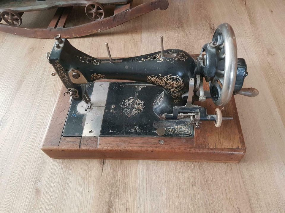 Vintage Handkurbel Nähmaschine Dekoration in Immendingen