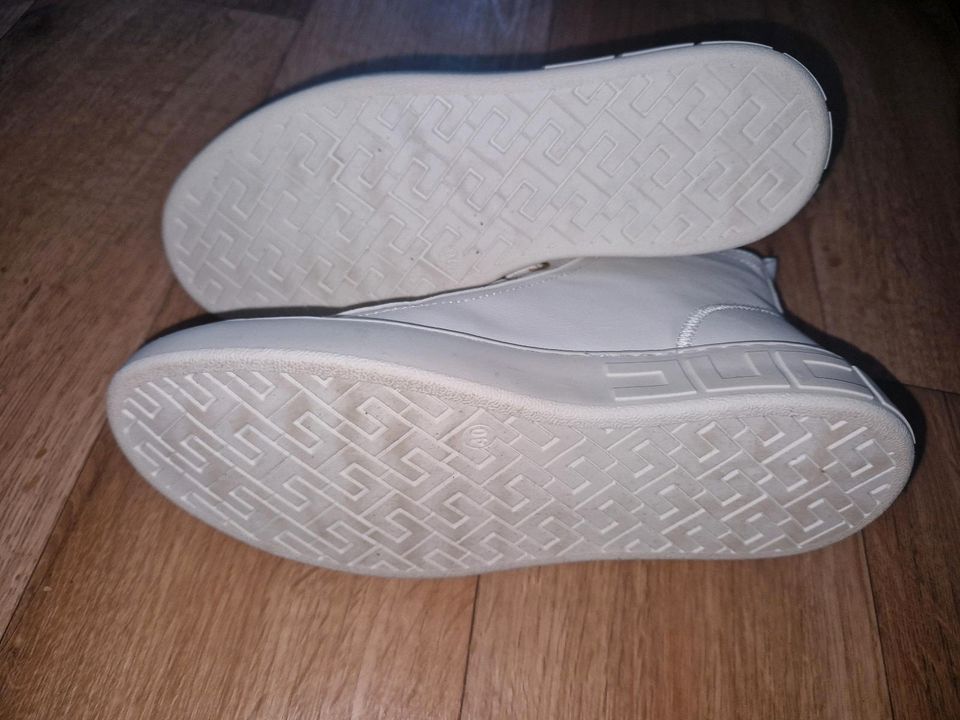 Weiße Schuhe in Gebesee