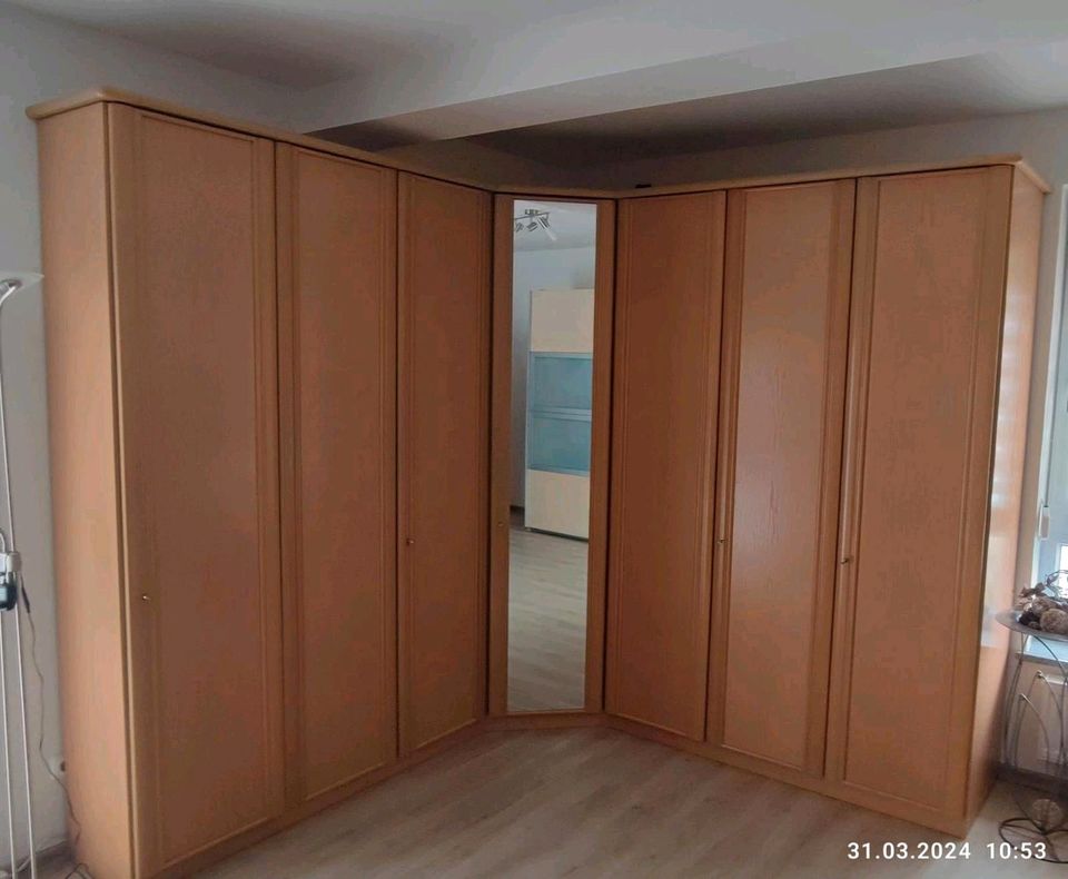 Schlafzimmer Eckschrank. Holz. Massiv. in Kaufbeuren