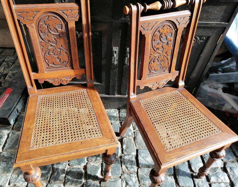 Zwei wunderschöne antike Stühle Walzenstuhl Geflecht Gründerzeit in Hungen
