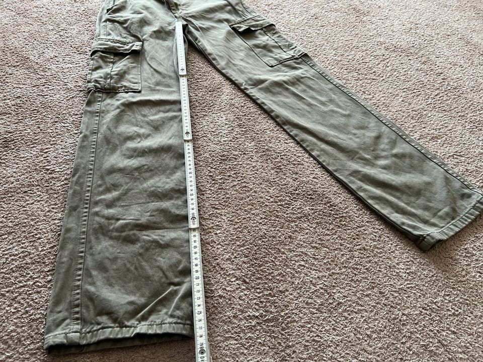 Hose Stradivarius FIT - Cargohose - light green Größe 32 in Malterdingen