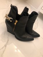 DIVINE FOLLIE Stiefeletten Ankle Boots goldene Kette Gr. 38 München - Ramersdorf-Perlach Vorschau