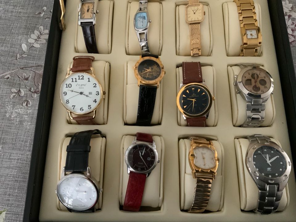 Uhrenkasten mit 12 Uhren zu verkaufen in Stadtbergen