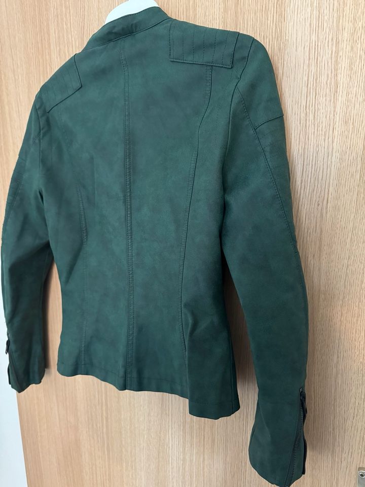 Grüne Kunstleder Jacke von Only in Größe 38 in Filderstadt