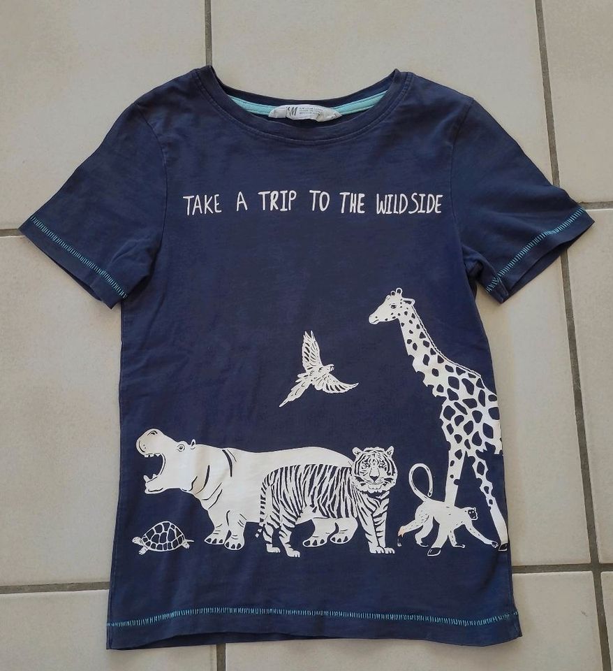 T-Shirt dunkelblau Größe 122 / 128 wilde Tiere,  Spruch in Achim