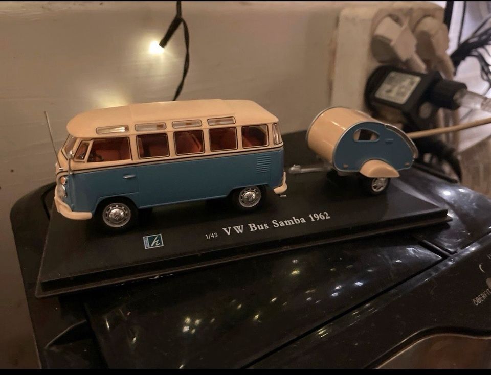 1:43 VW Bus T1 Samba 1962 mit Anhänger in Xanten